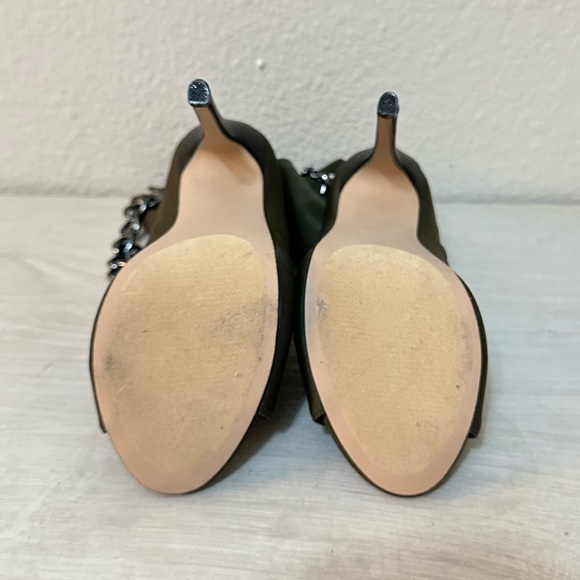 NWOB Shoe Dazzle olive green pumps open toe boots with a silver chain - Picture 10 of 12
